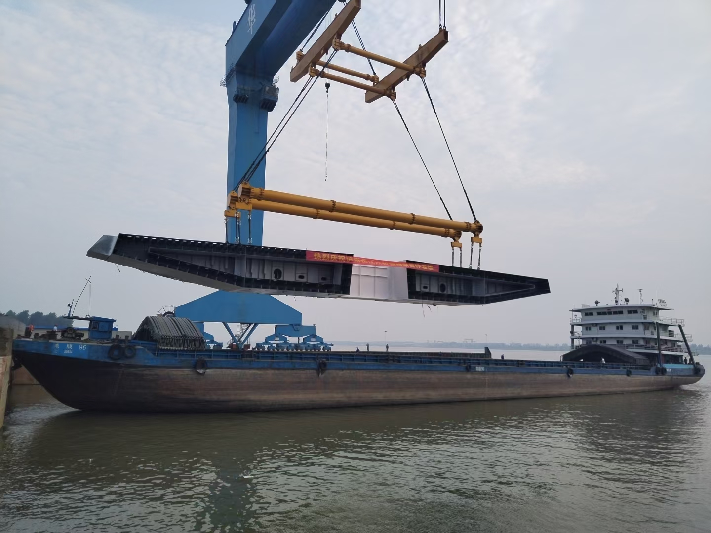 瀘州長江六橋 首分段發(fā)運.jpg